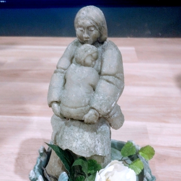 Sculpture  of Eskimo mom with baby on‎ stand - Picture 1 of 5